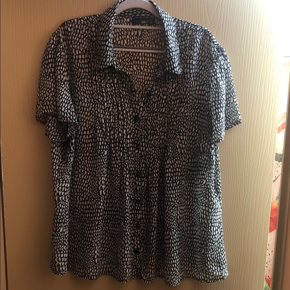 East 5th Black and White Textured Blouse